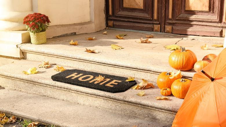 Small doormat in front of wide fall entryway