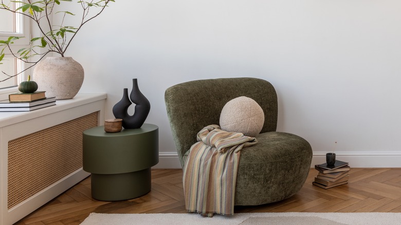Rounded furniture in wood and white home