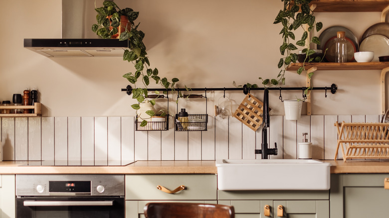 Greenery in wood and neutral kitchen