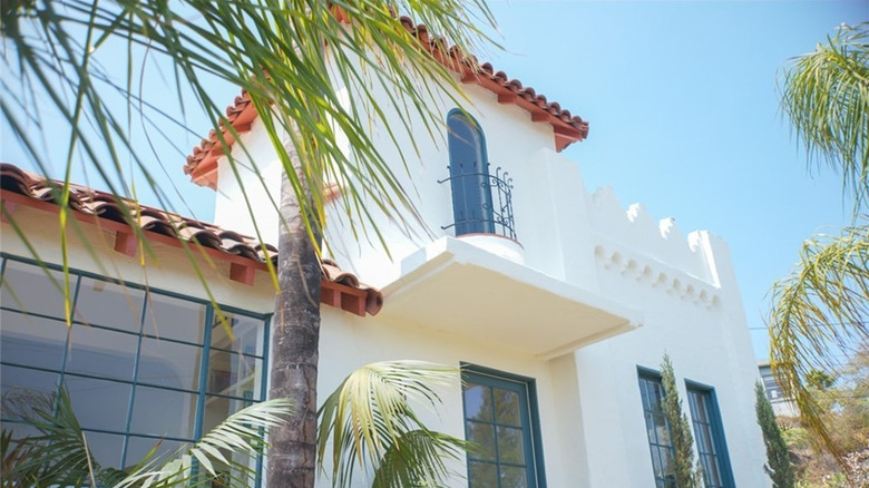 Outside view of Silver Lake home