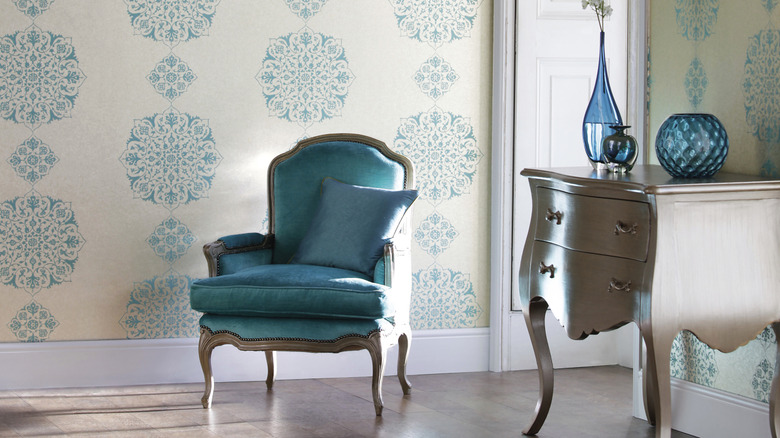 Sitting room with blue and neutral wallpaper pattern around walls and matching decor