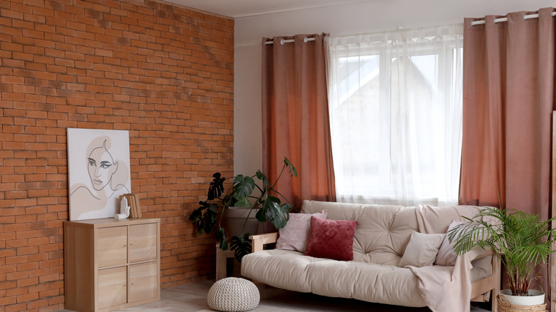 A living room wiht a brick accent wall