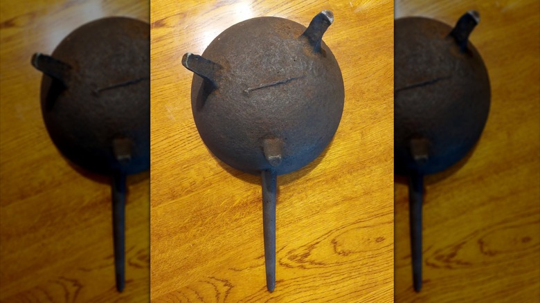 An old spider skillet with a gate mark on the bottom