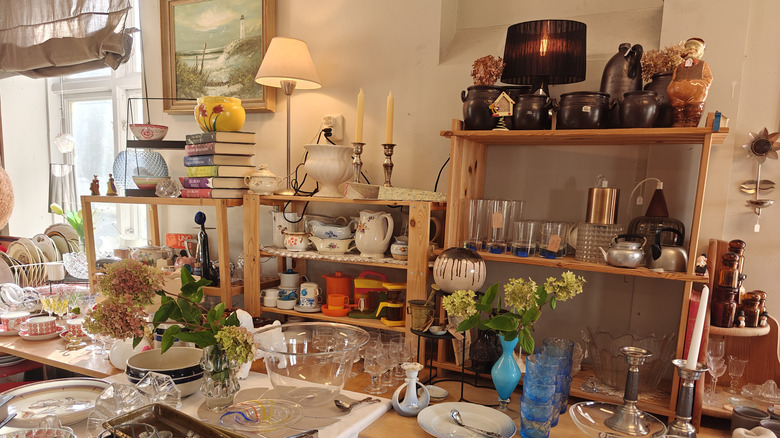 A thrift store full of mid-century glassware and other vintage objects.