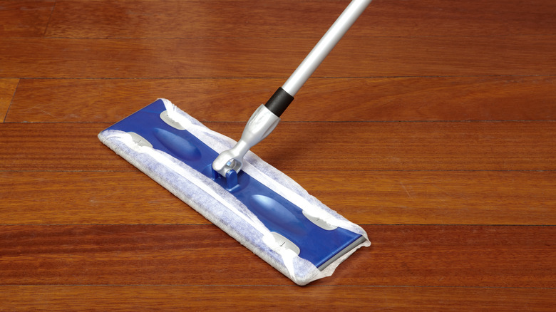 Dust mop on laminate