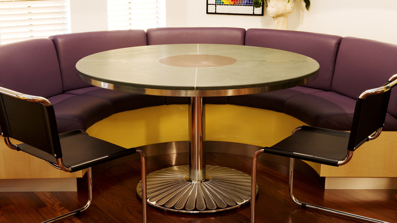 Round pedestal table