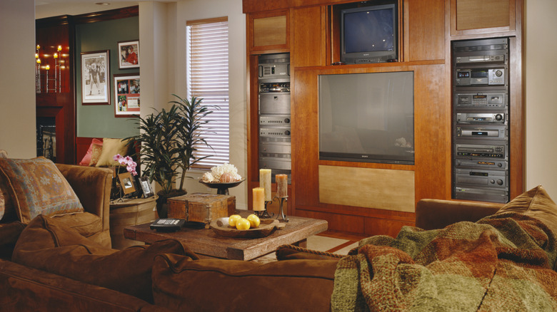 A living room from the '70s featuring lots of warm tones