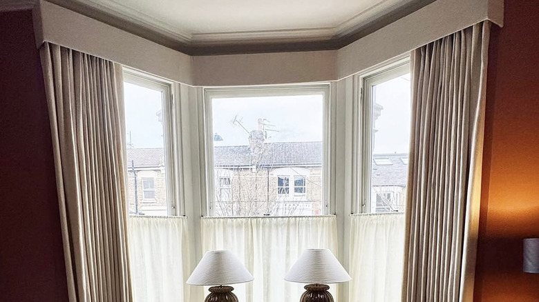 Contemporary sitting area nook, box pelmet and matching lamps.