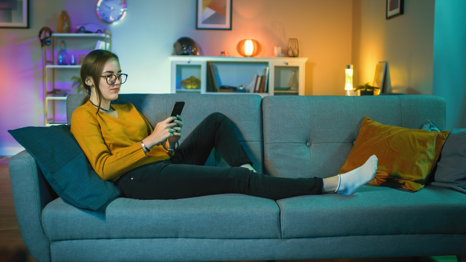 Everyone Loved It In The '80s: The Living Room Lighting To Recreate With Modern Tech