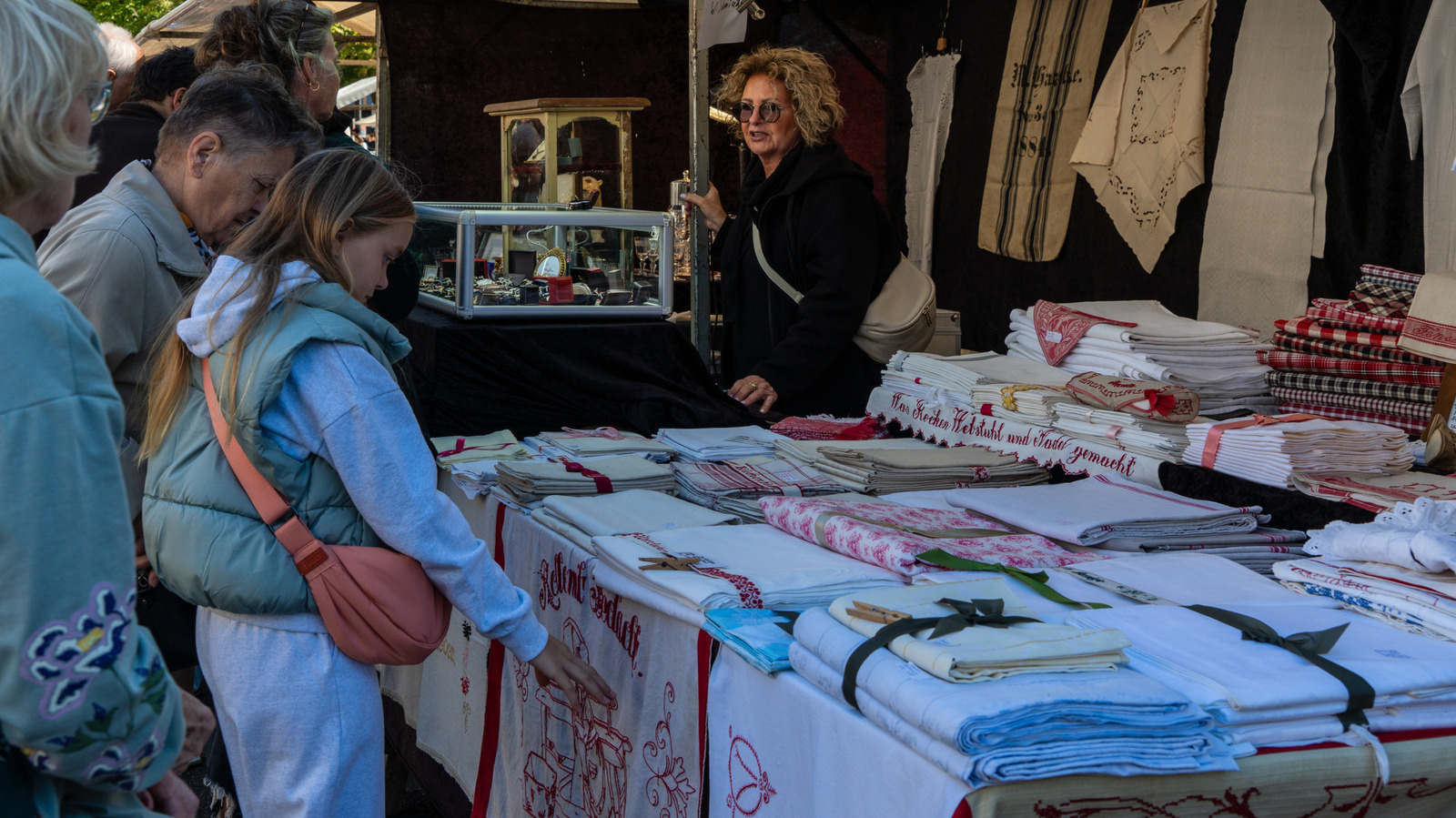Everyone Used It In The '50s –– The Quirky Tablecloth Style We Still Love