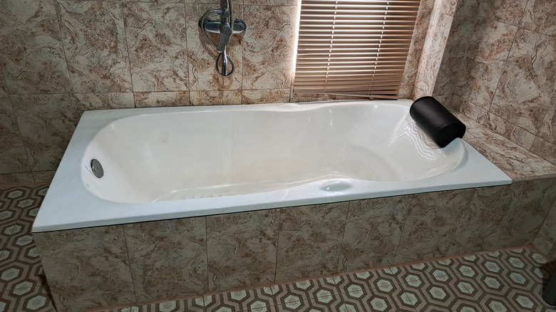 A Jacuzzi tub in a bathroom