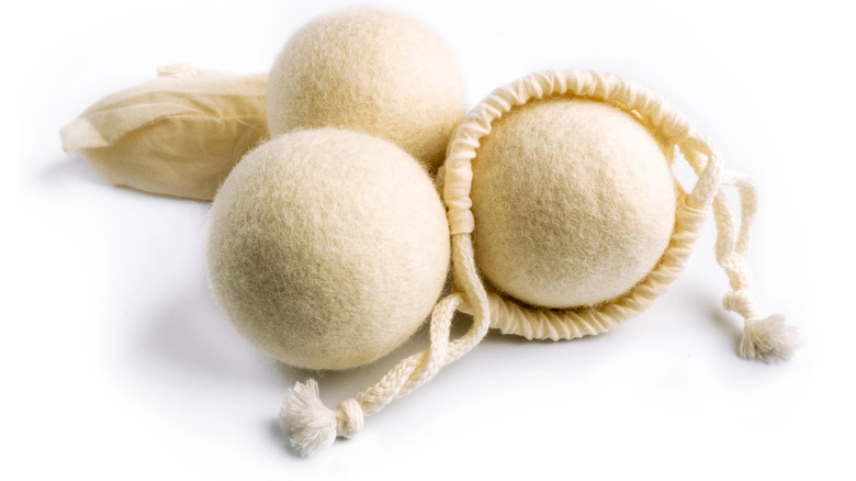 Wool dryer balls with bag
