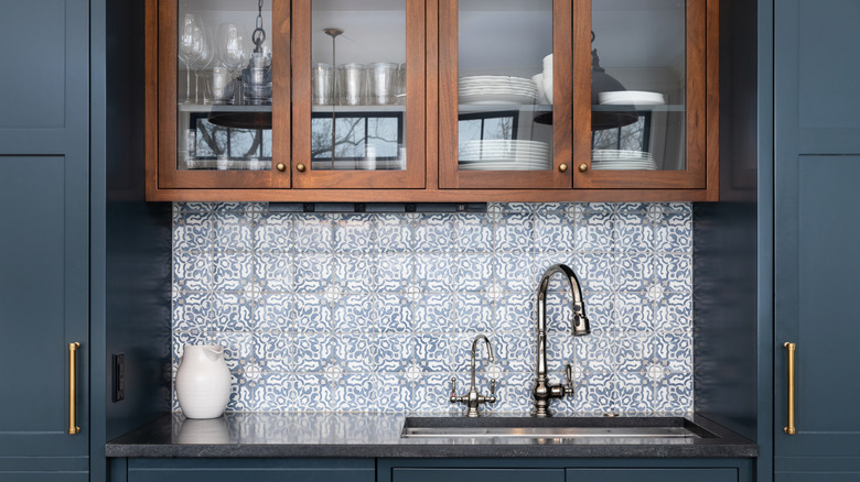 kitchen with pattern tile backsplash