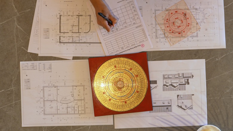 Chinese luopan and house plans