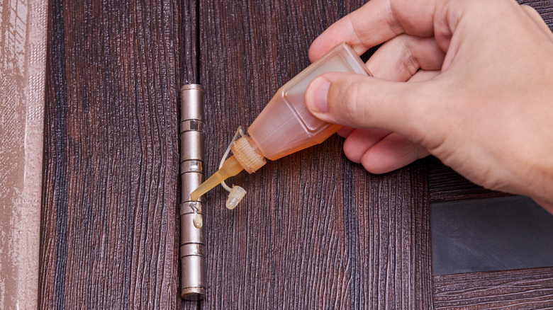 Lubricating door hinge with oil