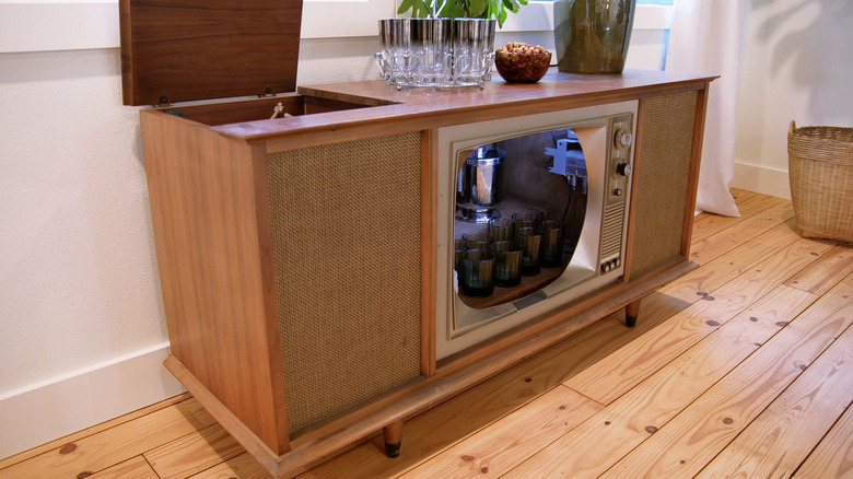 Dave Marrs' console TV bar