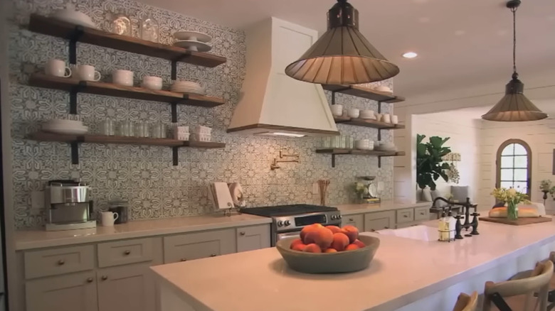 white and blue kitchen backsplash