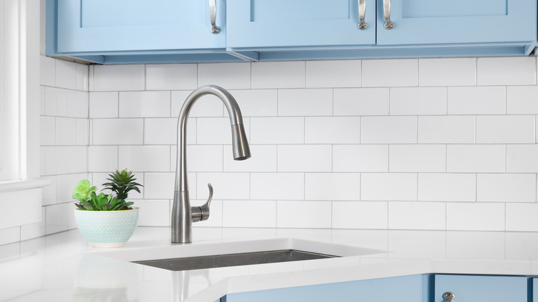 wihte backsplash tile