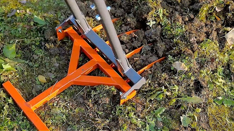 The curved metal handle and double fork base of the Walensee broadfork