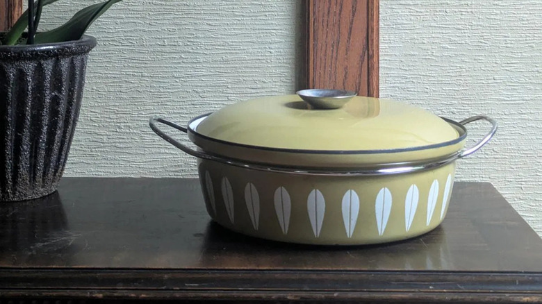 An olive green Cathrineholm Lotus pan.