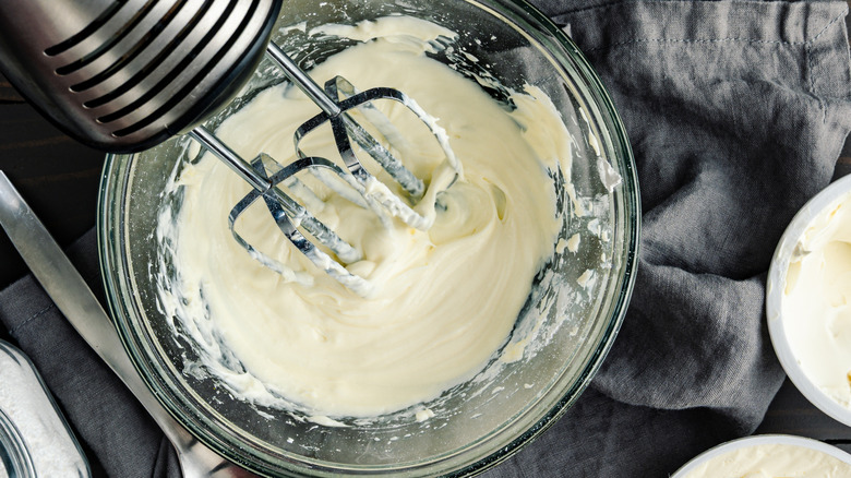 handheld mixer mixing frosting