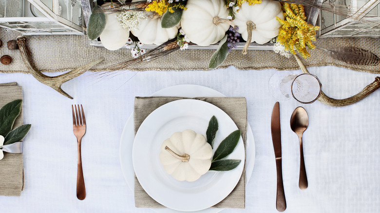rustic thanksgiving tablescape with burlap