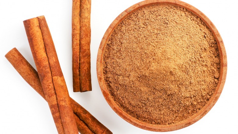 Cinnamon sticks bowl of ground cinnamon