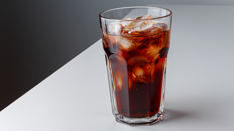 glass of cola with ice