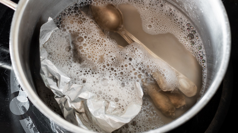 Removing tarnish with aluminum foil