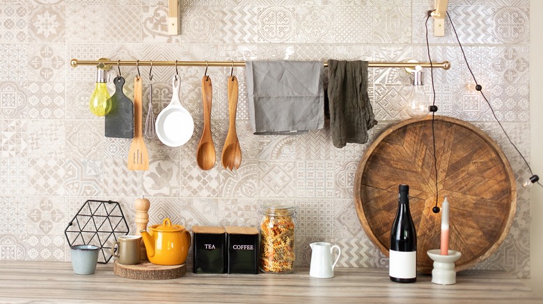 Hanging spatula and spoon 
