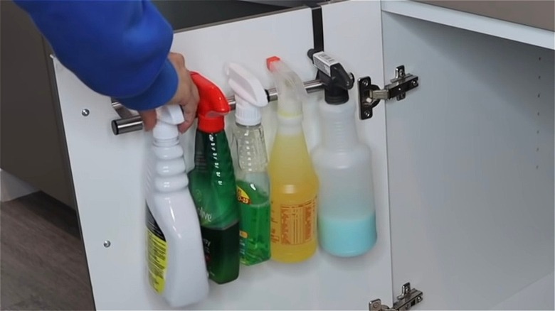 Bottiglie spray appese per donna