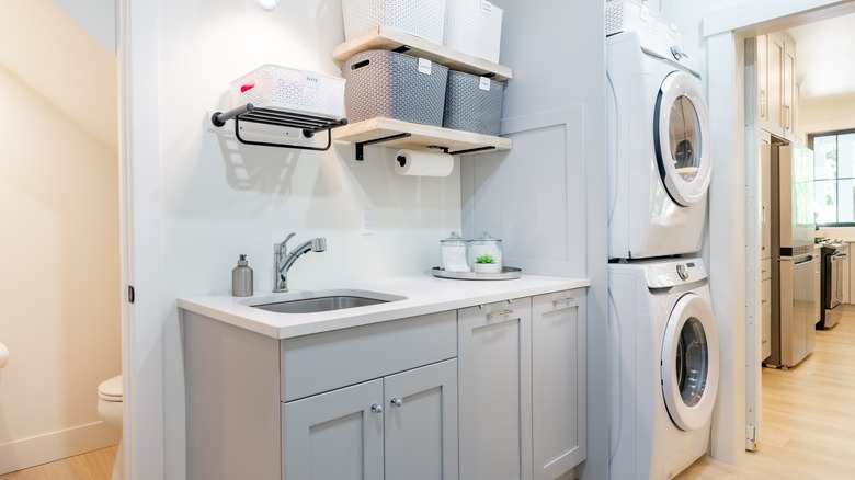 Bar and shelf in laundry room 