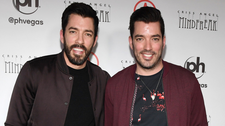 Drew Scott and Jonathan Scott smiling on the red carpet