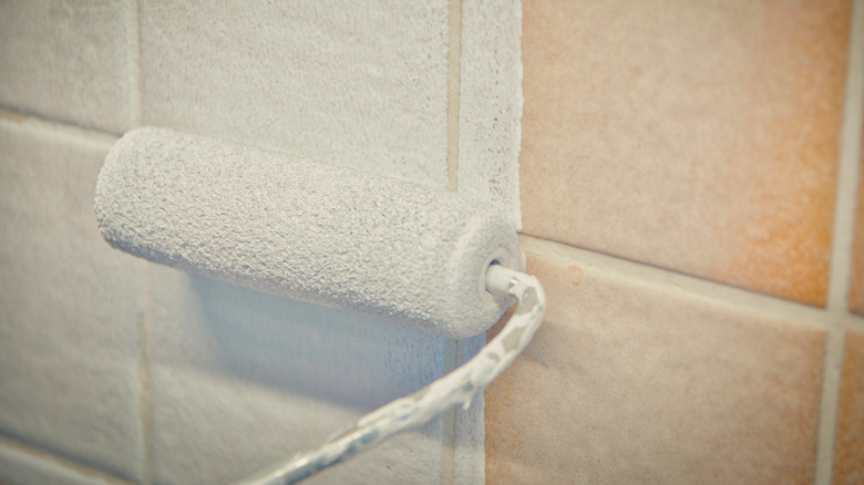Painting old tiles in the kitchen or bathroom white
