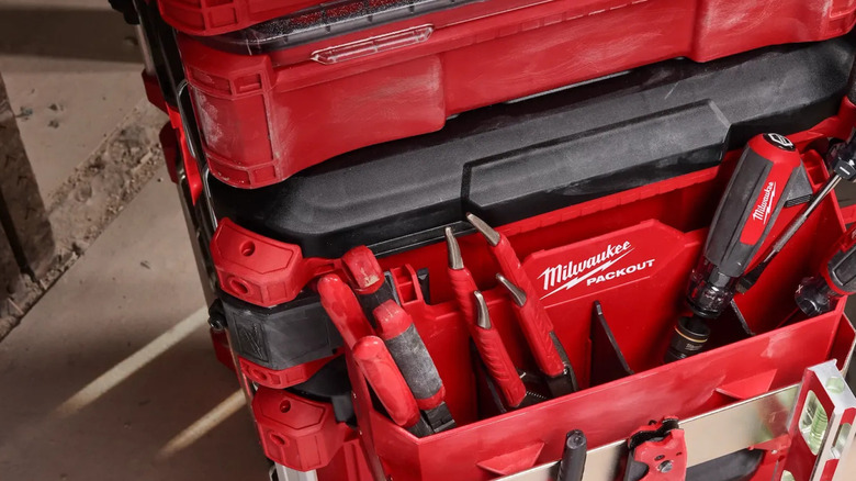 The Milwaukee Tool Box Caddy Attachment fitted to the Packout system