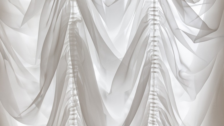 Ruffled curtain in white