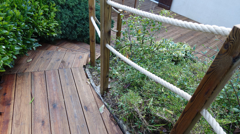wood and rope deck railing