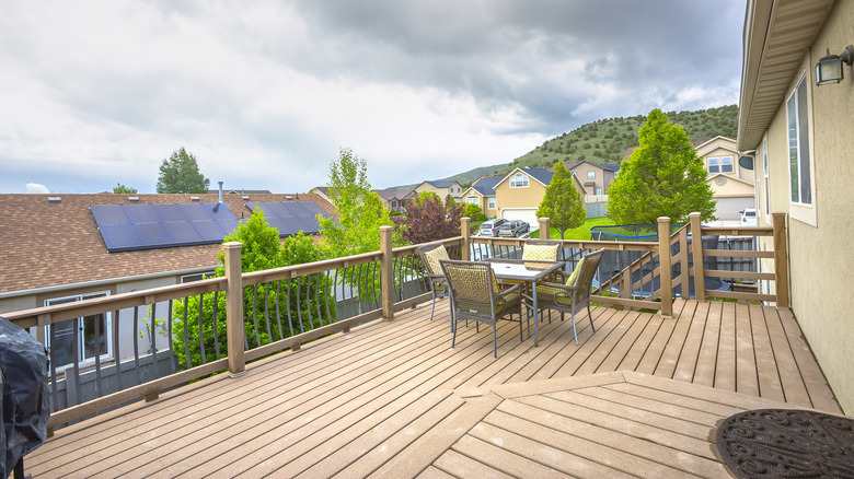 wood and metal deck railing