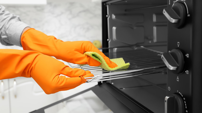 cleaning oven rack with sponge