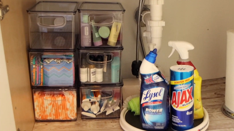 Turntable used to hold cleaning products under cabinet