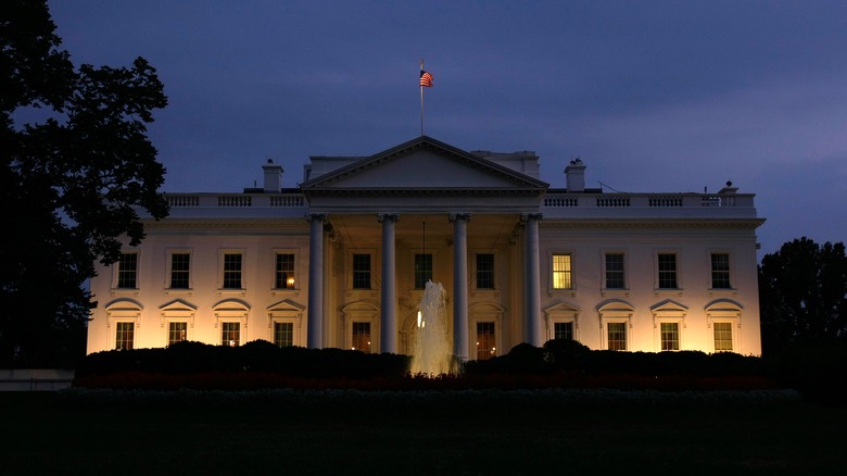 White house at night 