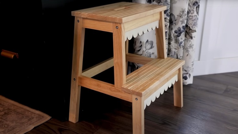 Step stool with a scalloped trim