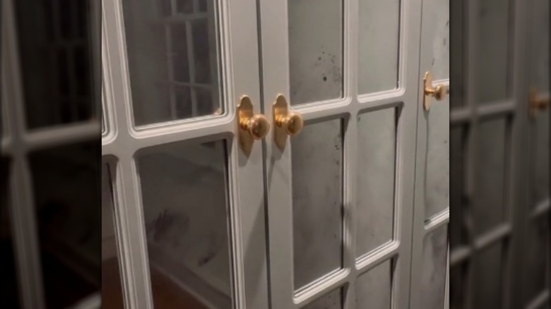 Glass doors with mirrored effect