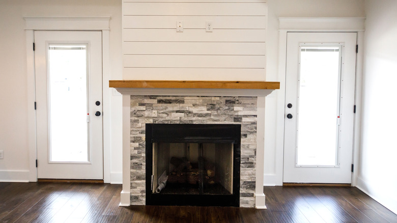 shiplapo fireplace