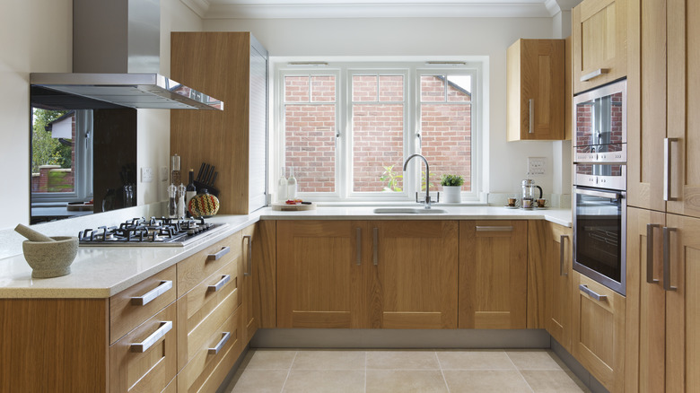 A modern kitchen with honey oak-toned cabinets