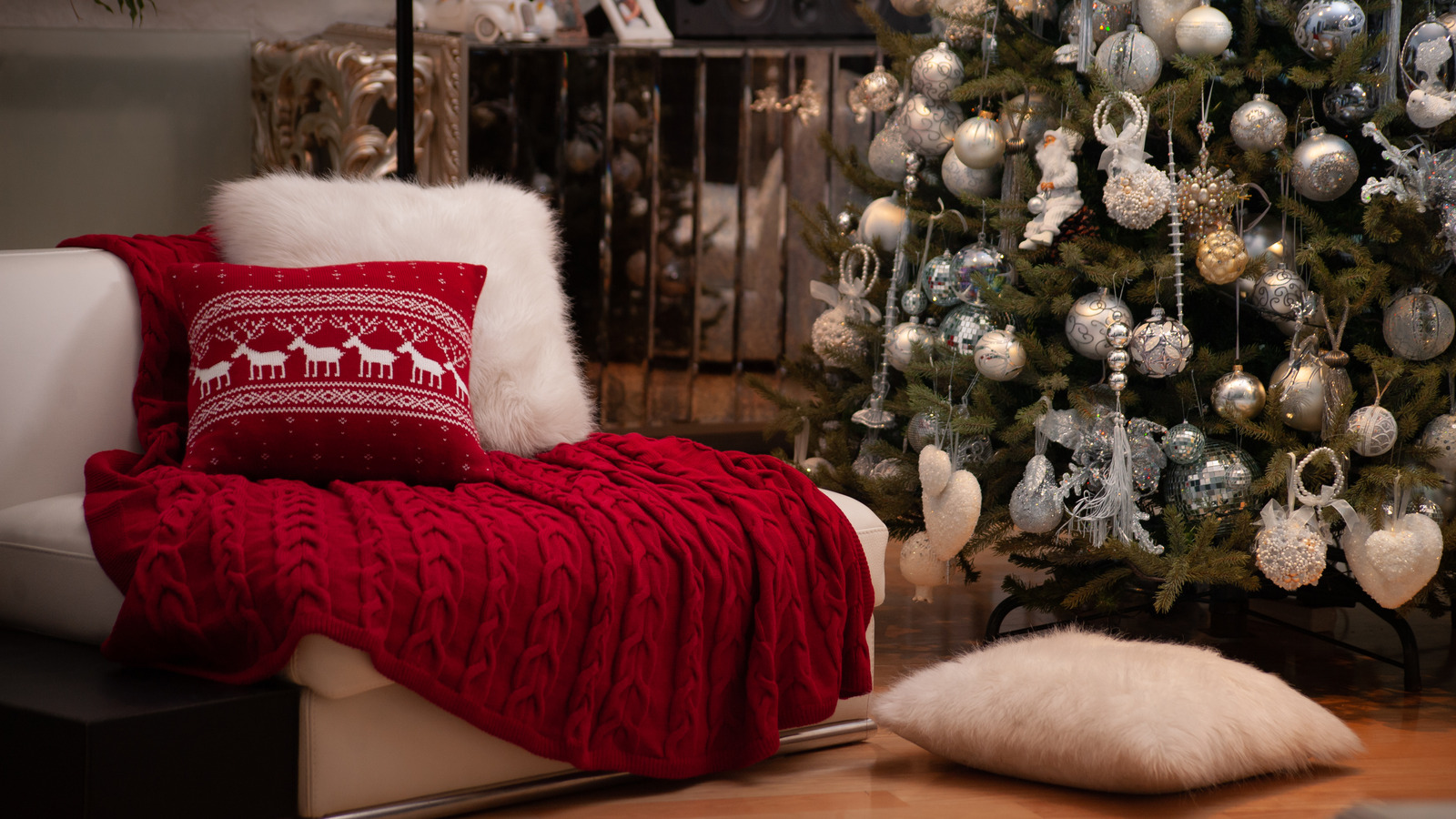 https://www.housedigest.com/img/gallery/give-your-living-room-a-cozy-christmas-update-with-jenn-todryks-simple-tip/l-intro-1701384400.jpg