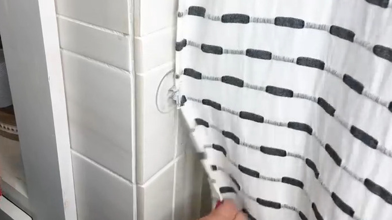 The XGJUCE Shower Curtain Clips from Amazon have a crocodile clip that keeps the shower curtain in place.