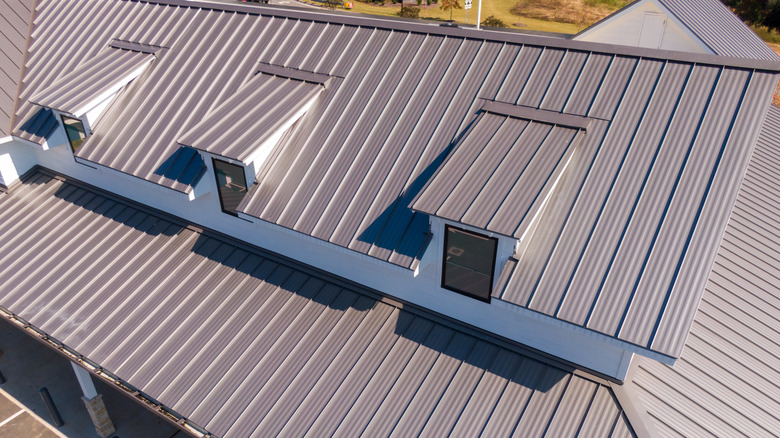 modern energy-efficient roof on commercial building