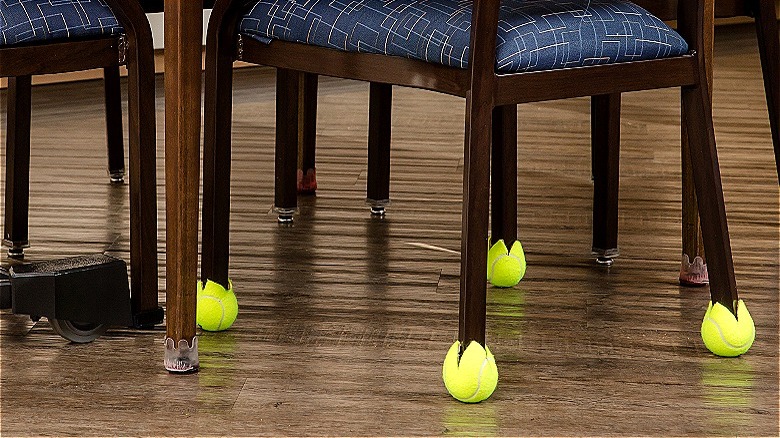pallina da tennis sulle gambe della sedia