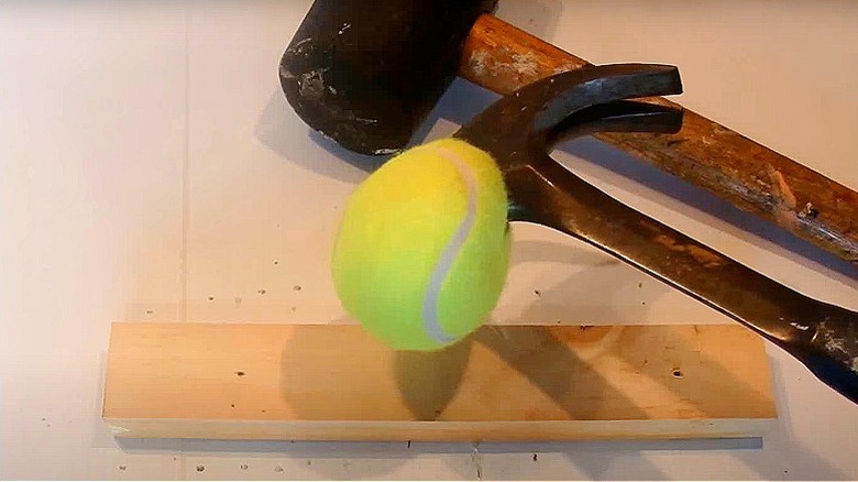 testa di martello all'interno della pallina da tennis